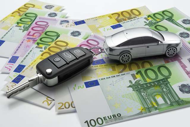 Autoschlüssel und Geld