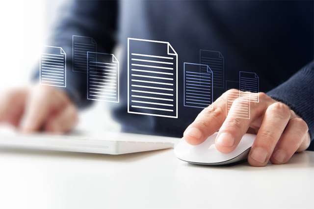 Person, die einen Computer benutzt