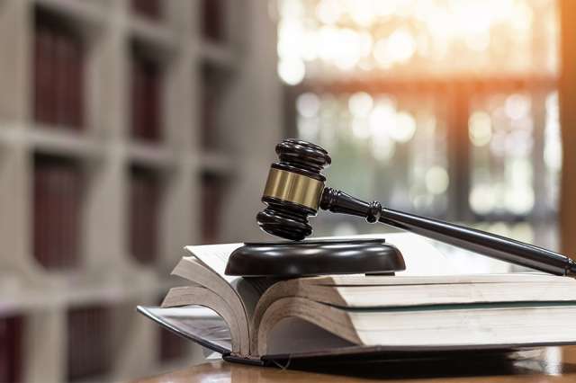 Richterhammer auf Gesetzbuch