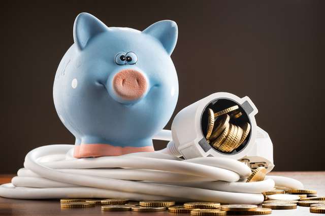 Sparschwein und Elektrokabel